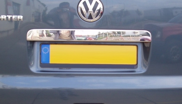VW Transporter T5 Takaluukun kromikahva