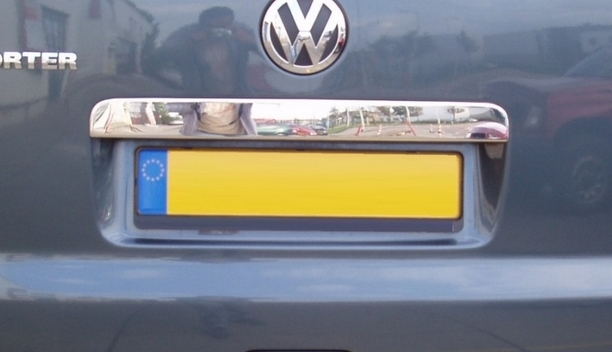 VW Transporter T5 Takaluukun kromikahva