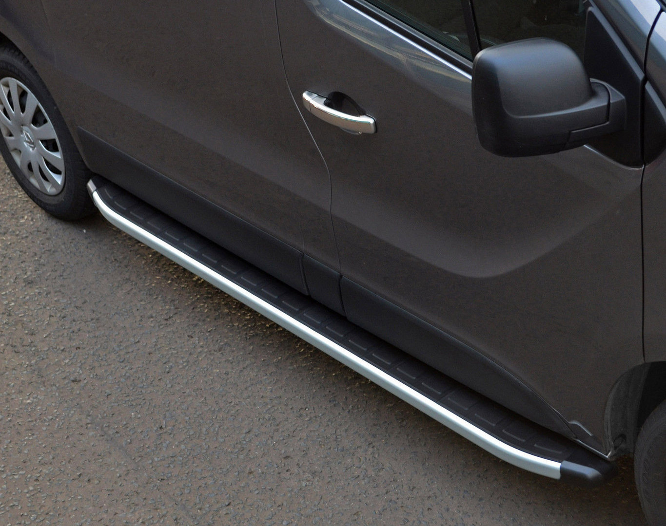 Opel Vivaro Aluminium/plastic side steps (long)