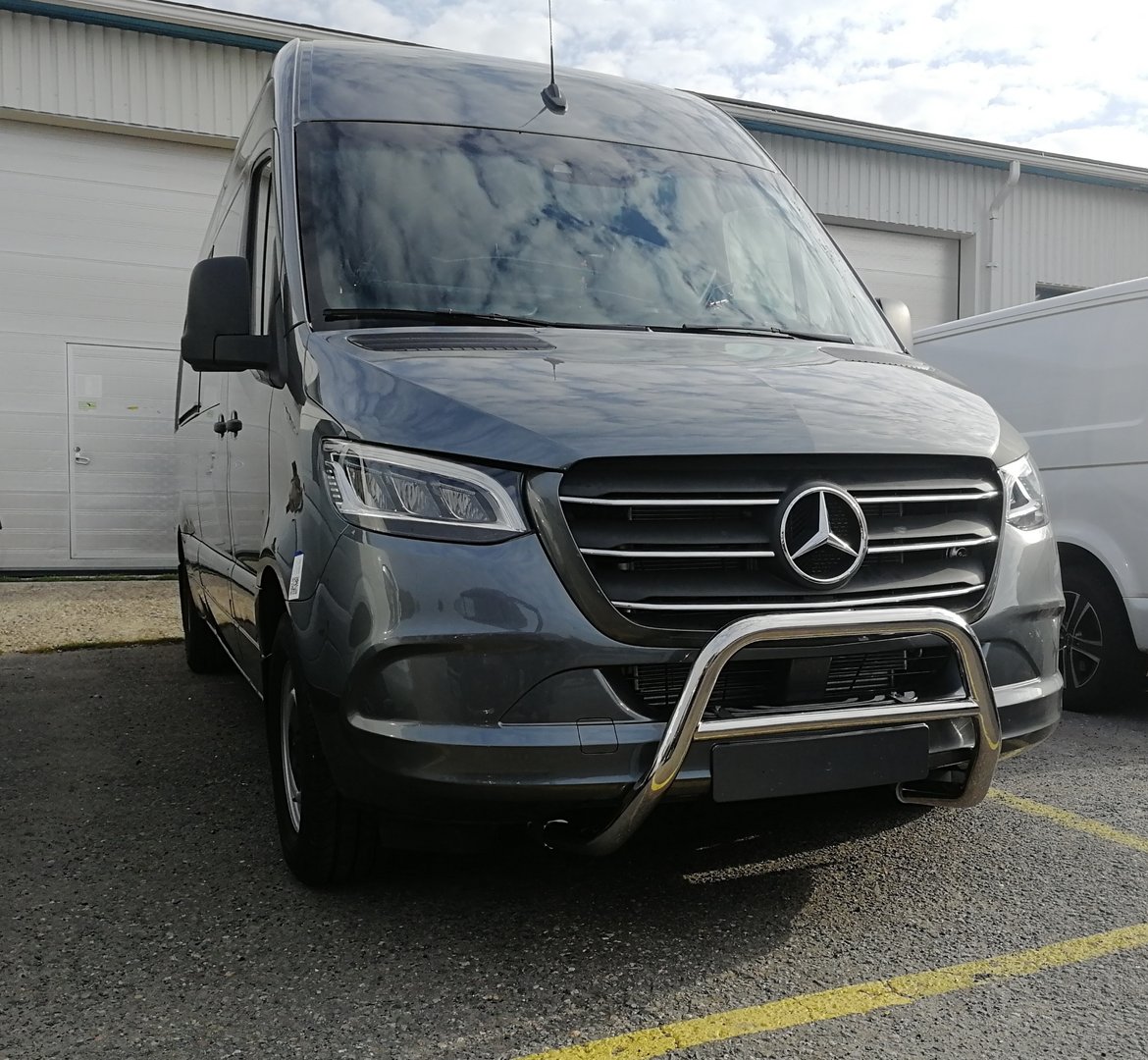 Решетка мерседес спринтер. Sprinter w907. W907 Mercedes Sprinter. Мерседес Спринтер 907. Мерседес Спринтер 907 кузов.