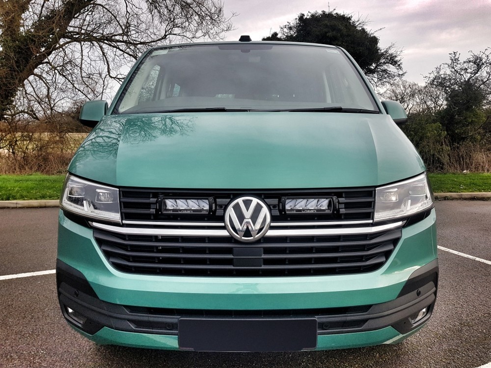 VW Transporter T6.1 Grilli kit Paketti Lazer 750 Elite GEN2 valoilla