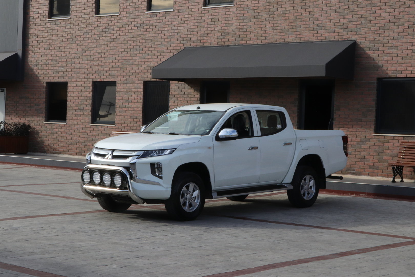 Mitsubishi L200 Lisävaloteline 11/2019->