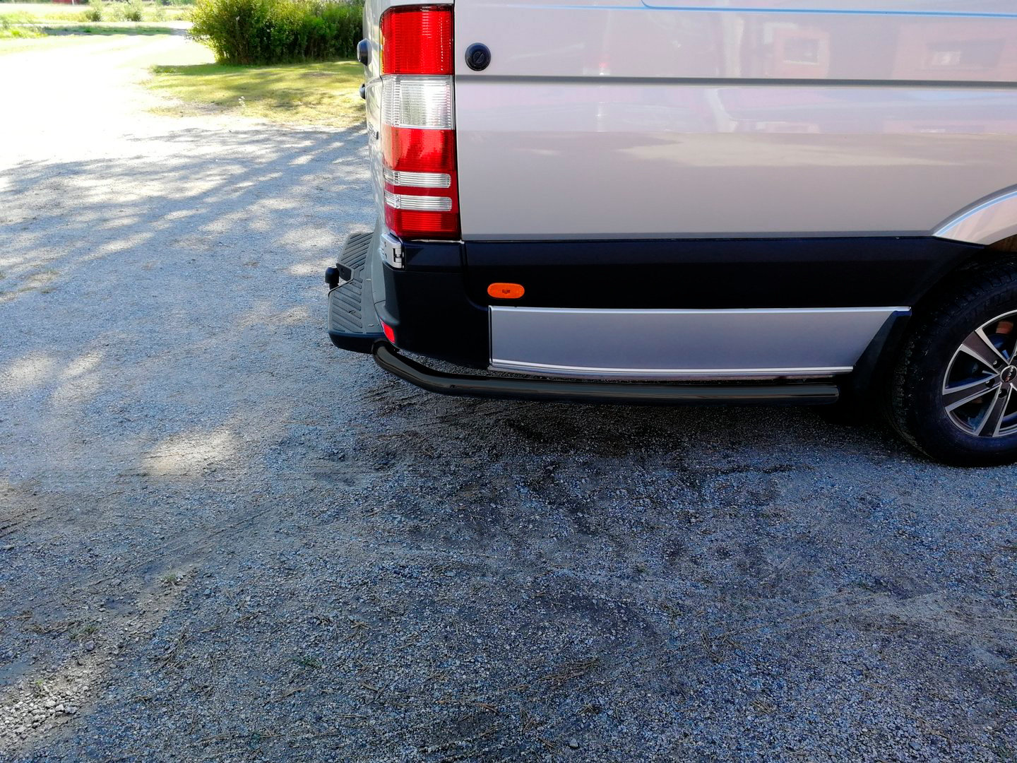 VW Crafter Style takapuskurin suojaputket (Musta)