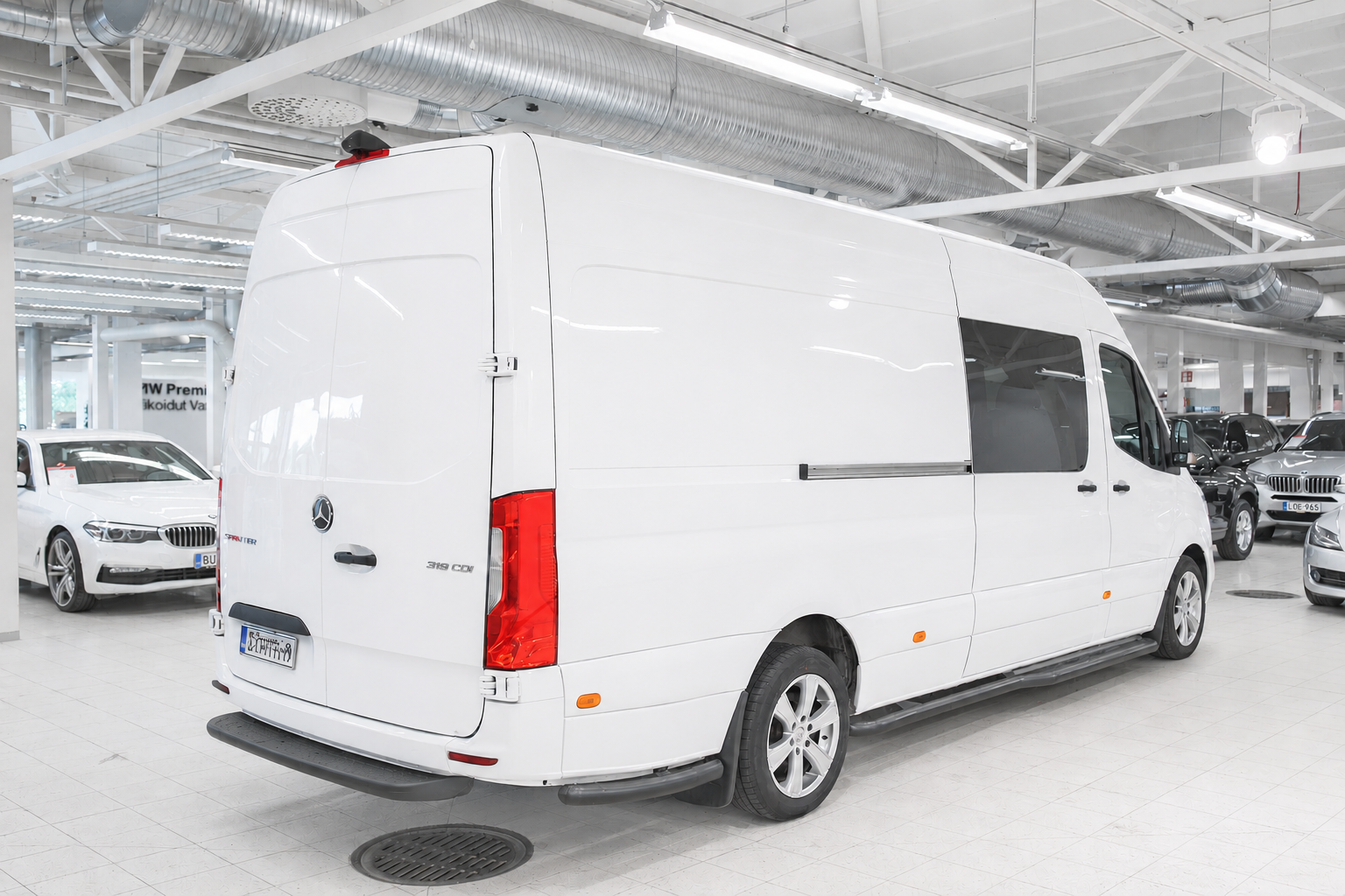 M-B Sprinter W907 Takapuskurin koristeputket (Musta)