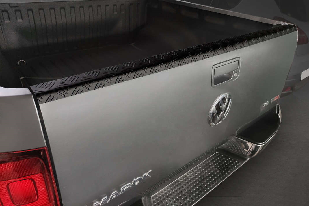 Volkswagen Amarok tailgate protector (black aluminium)