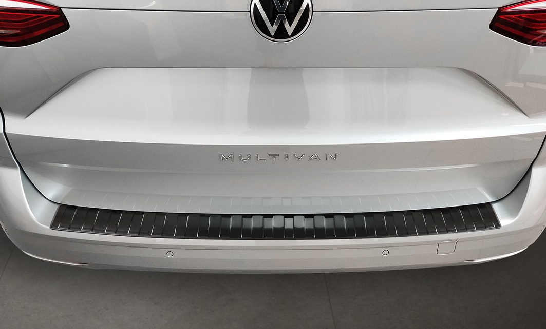 VW Multivan T7 Takapuskurin suojalista (Black-line)