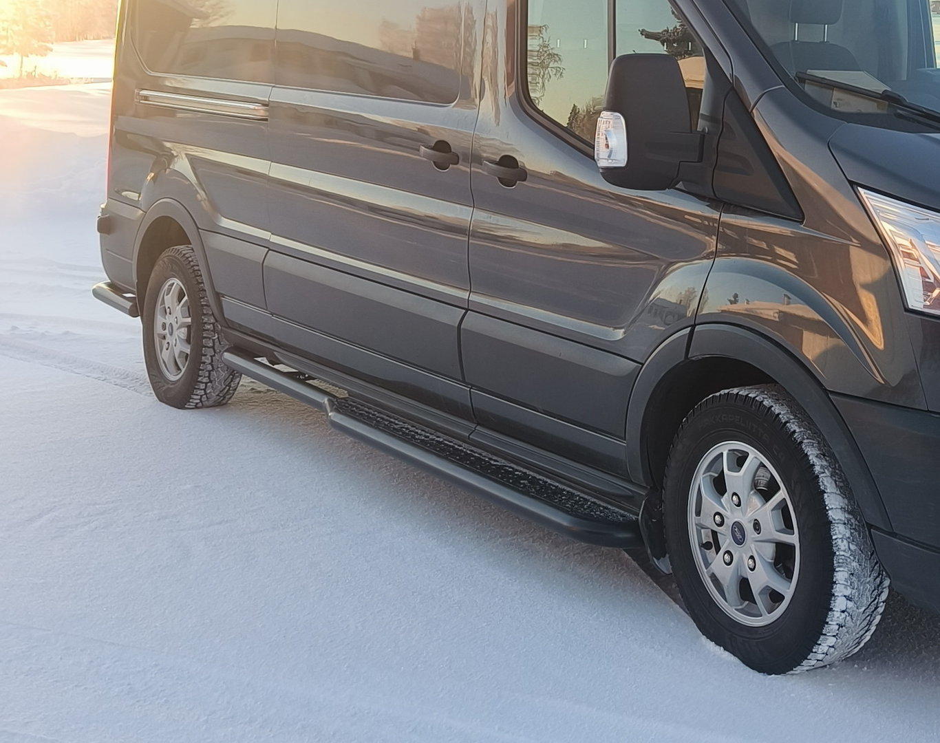 Ford Transit Van Premium astinlaudat (mustat)