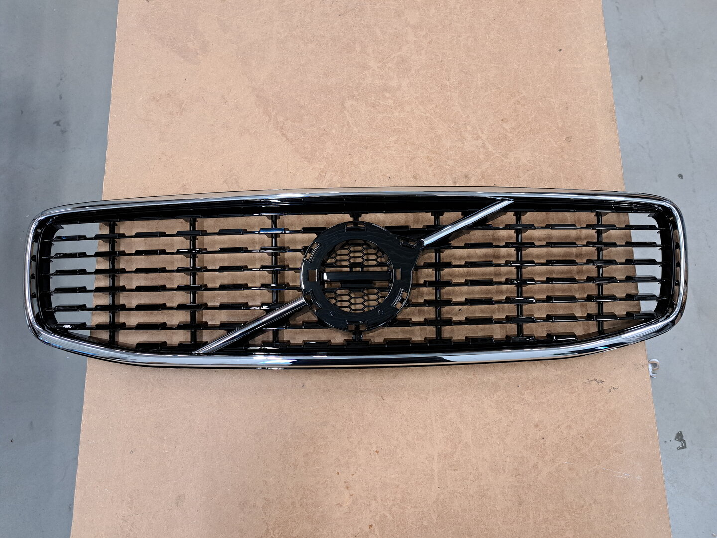 Volvo S90/V90 R-Design grille, chrome frame 2016-2020