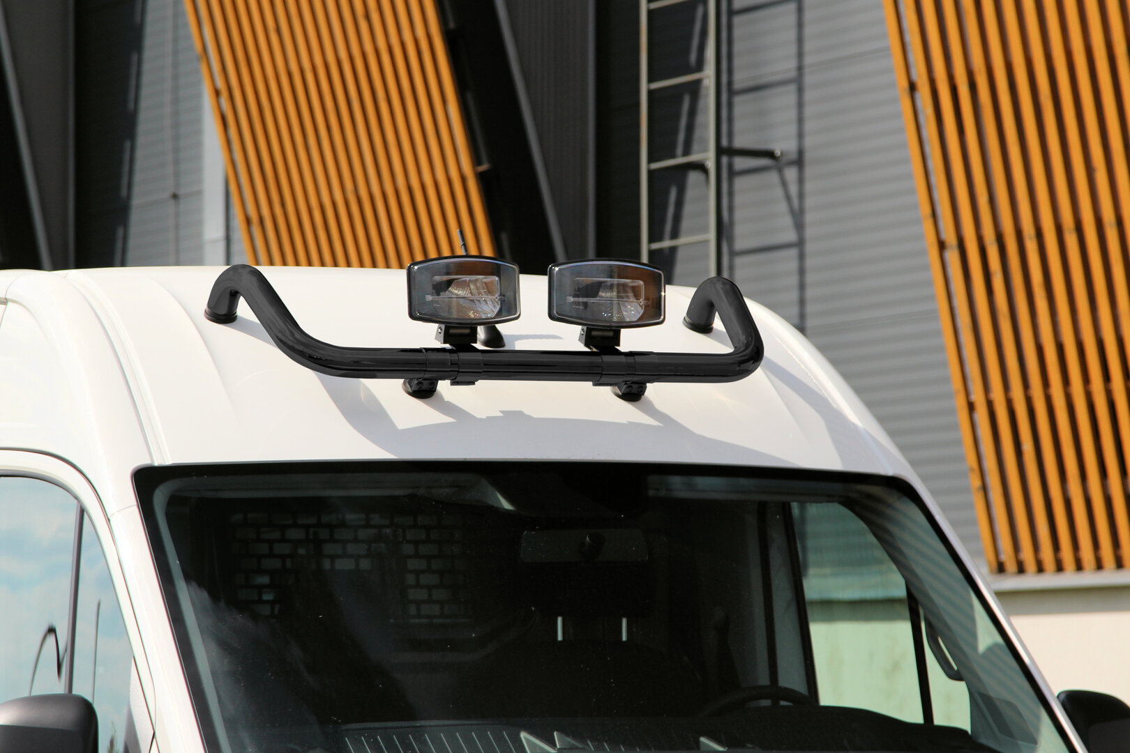 Iveco Daily Valoteline katolle eteen (musta)