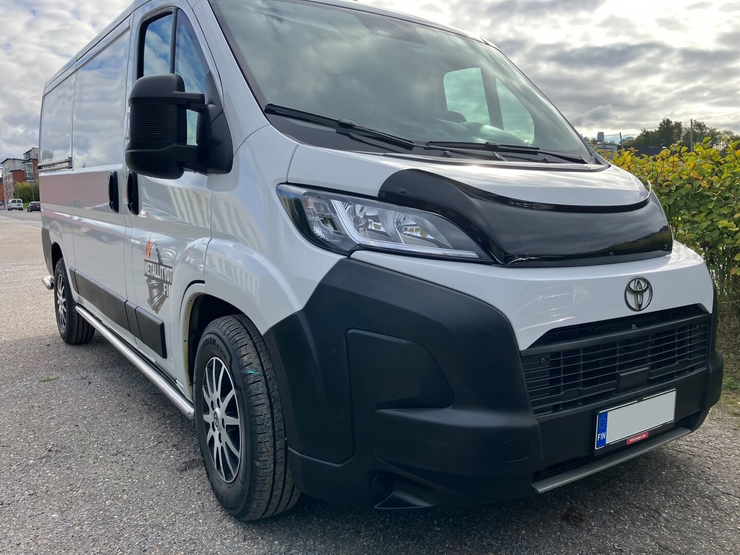 Toyota Proace Max Konepellin tuuliohjain