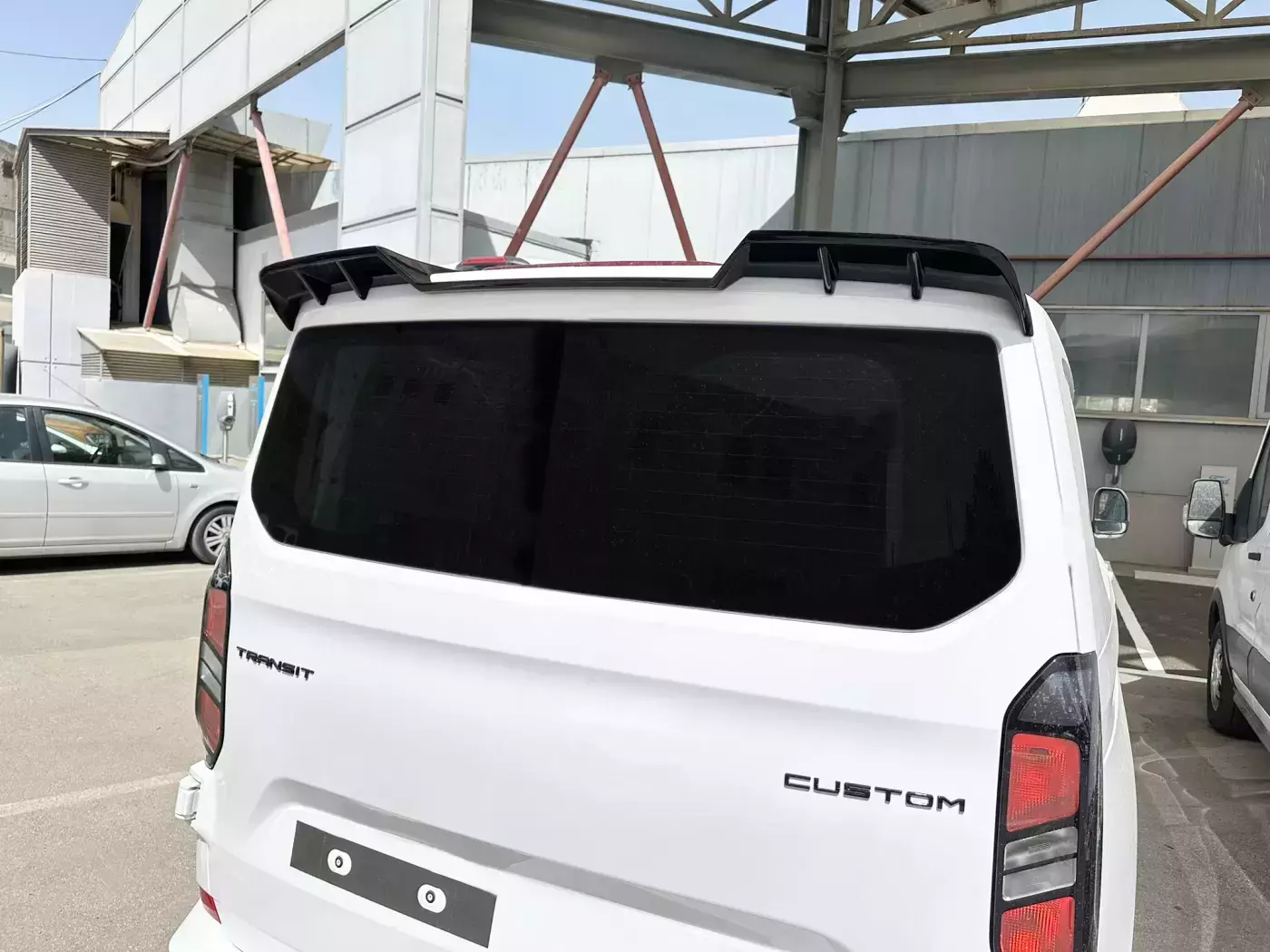 VW Transporter T7 Takaspoileri (luukulliseen)
