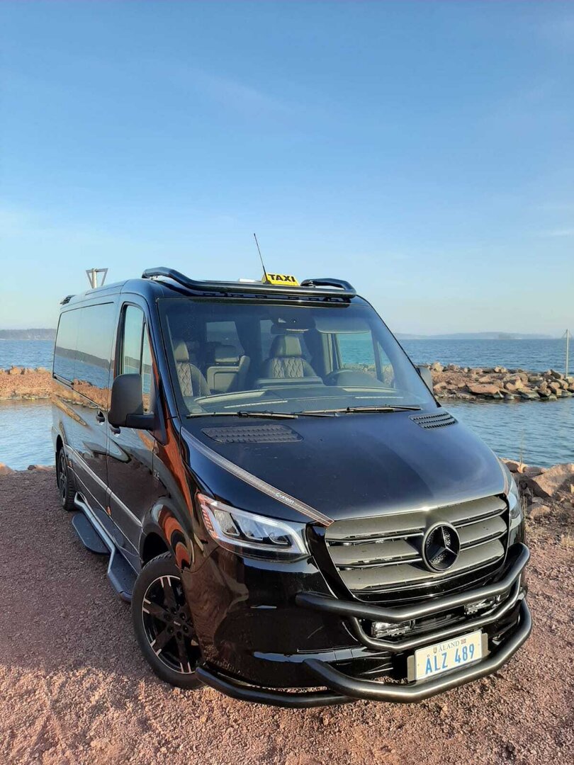 M-B Sprinter W907 Valoteline tuulilasin yläpuolelle H1 (Musta)