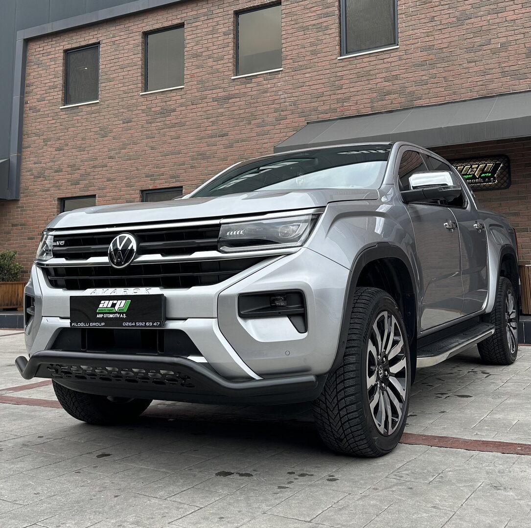VW Amarok Musta etupuskurin suojarauta ala-suojalla 2023->