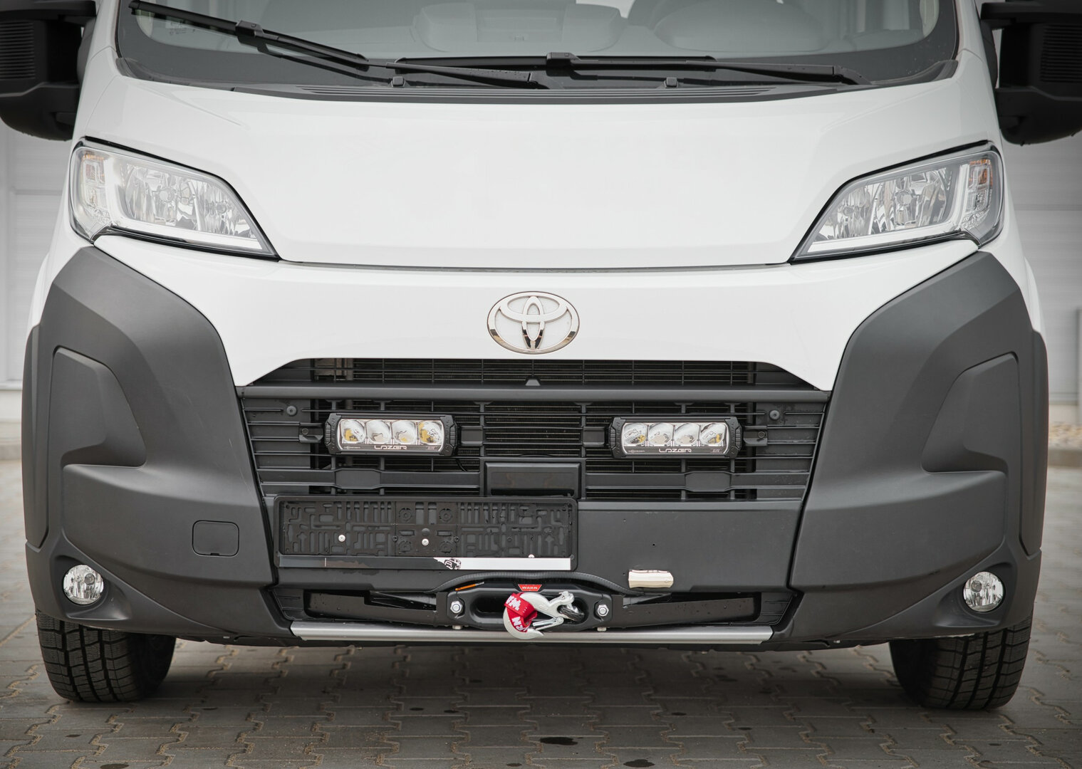 Toyota Proace Max Grilli kit Paketti Lazer 750 Elite GEN2 valoilla