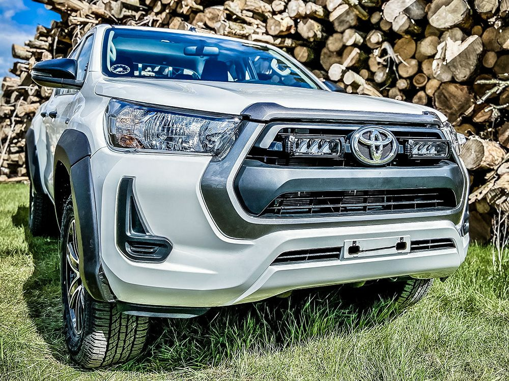 Toyota Hilux Life / Active 2021-> Grilli kit Paketti Lazer 750 GEN2 valoilla