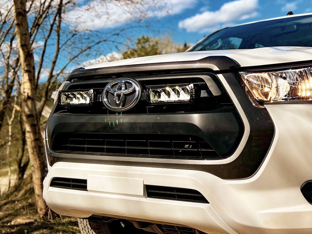 Toyota Hilux Life / Active 2021-> Grilli kit Paketti Lazer 750 Elite GEN2 valoilla