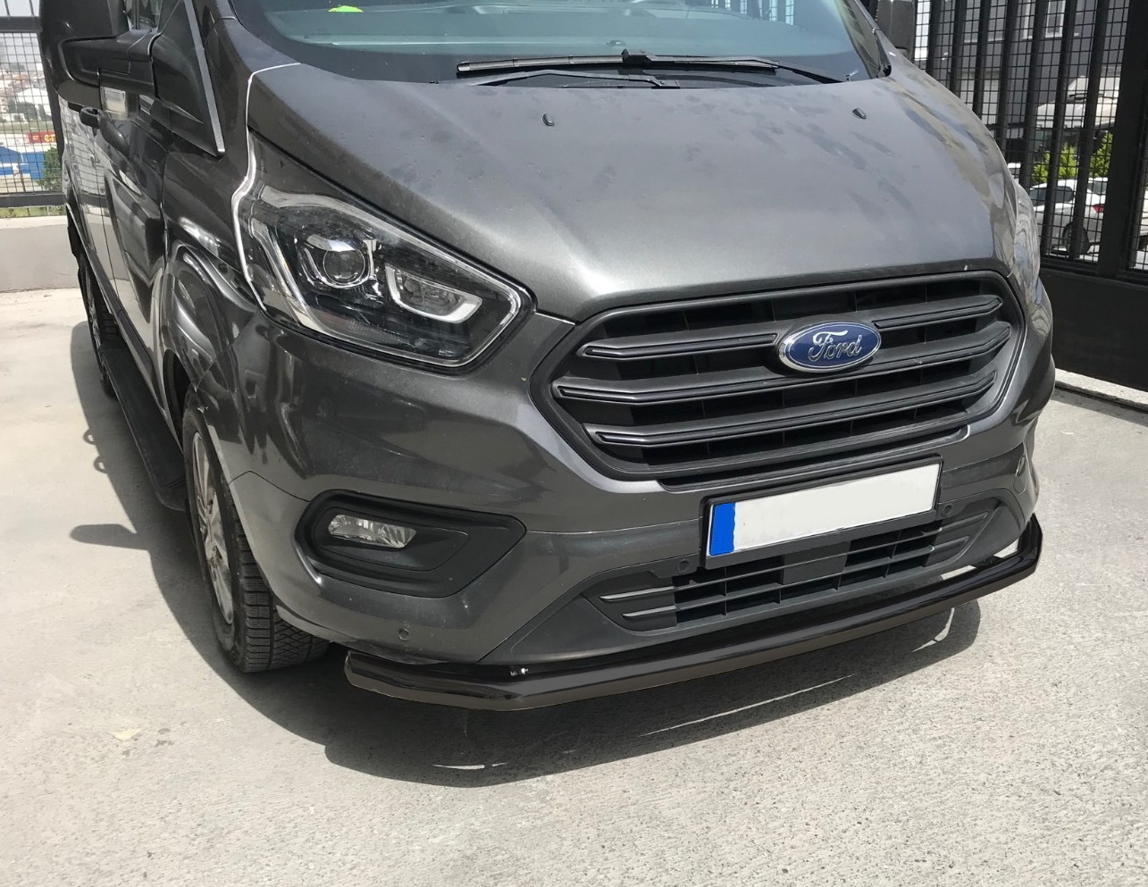 Ford Transit Custom Musta etupuskurin suojarauta 2018->