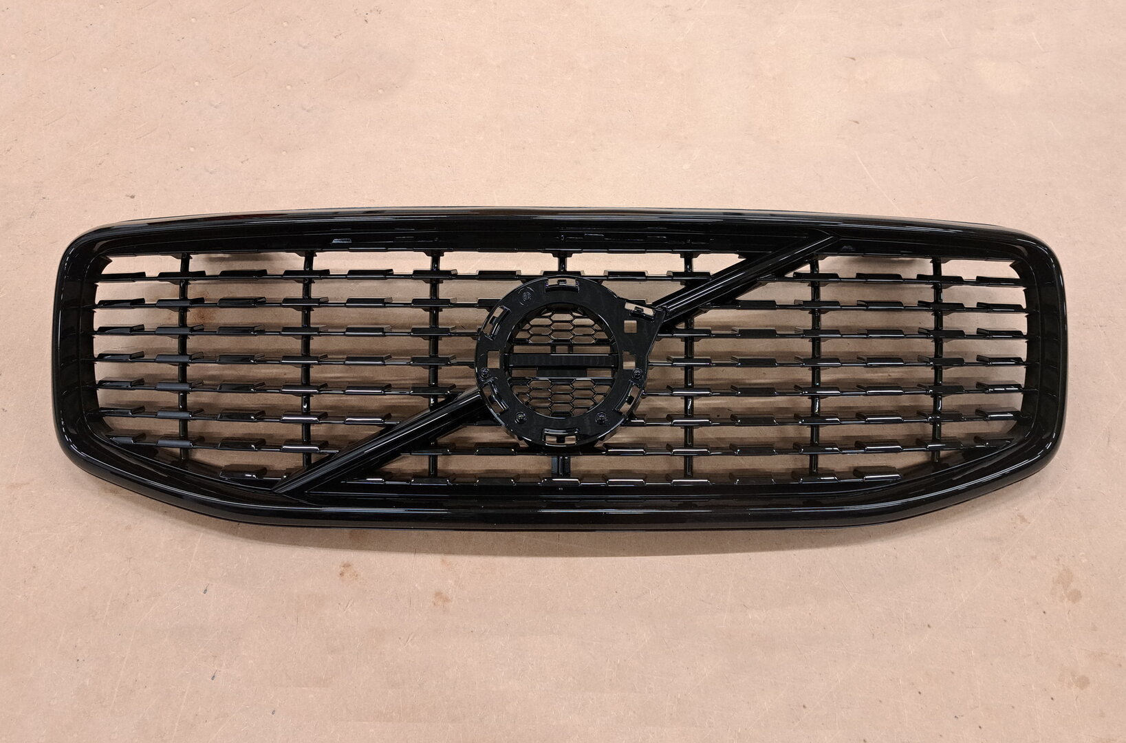 Volvo XC60 Kokomusta R-Design maski 2017-2021 kameraton