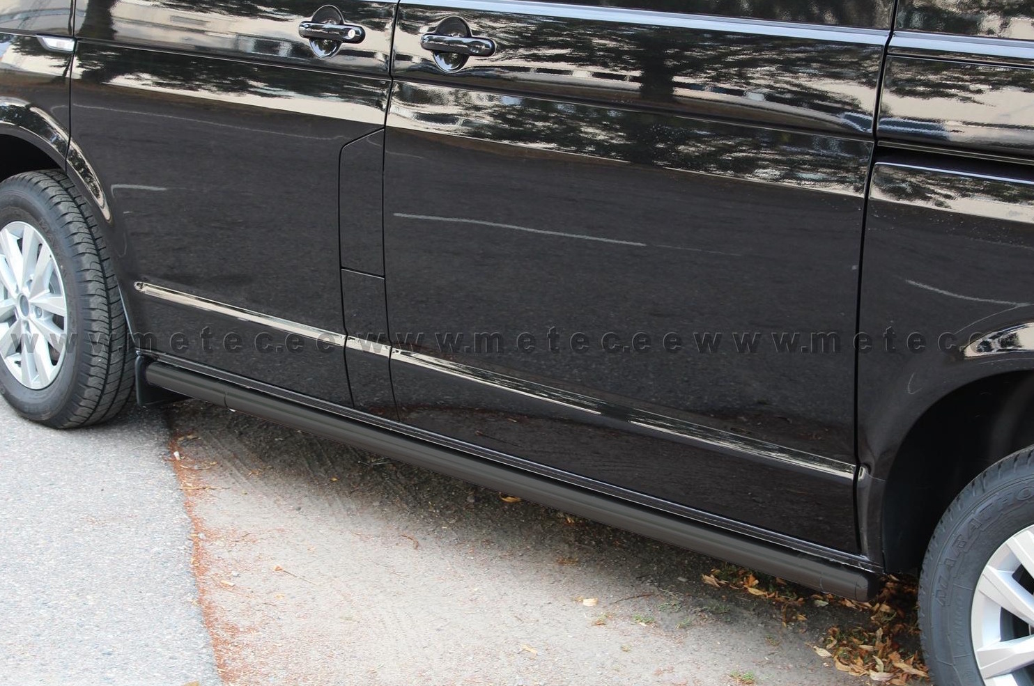 VW Transporter T6 Mustat kylkiputket Brace-it (Metec)